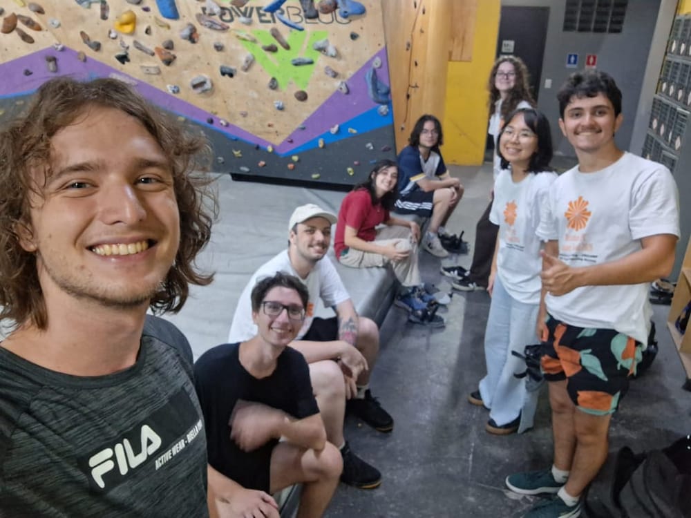Grupo de amigos no bouldering